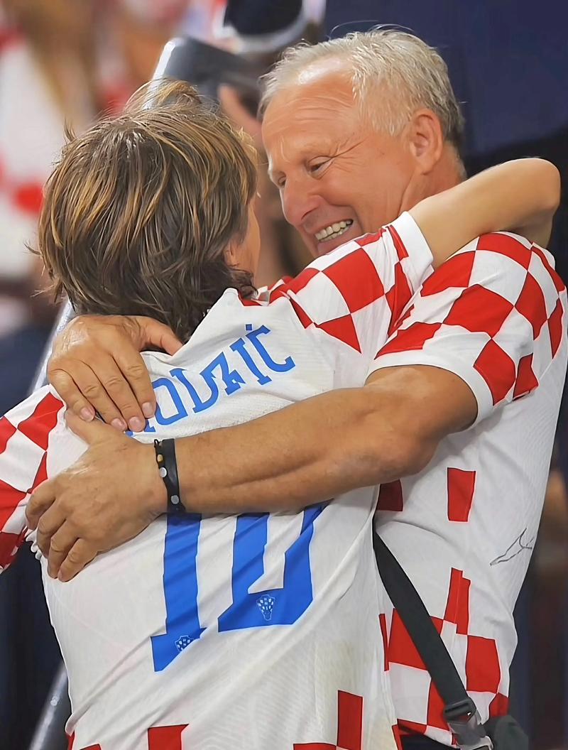 博弈策略：为什么复利在博弈中极难实现？（博弈中的复利悖论：策略为何难以持续增值？）